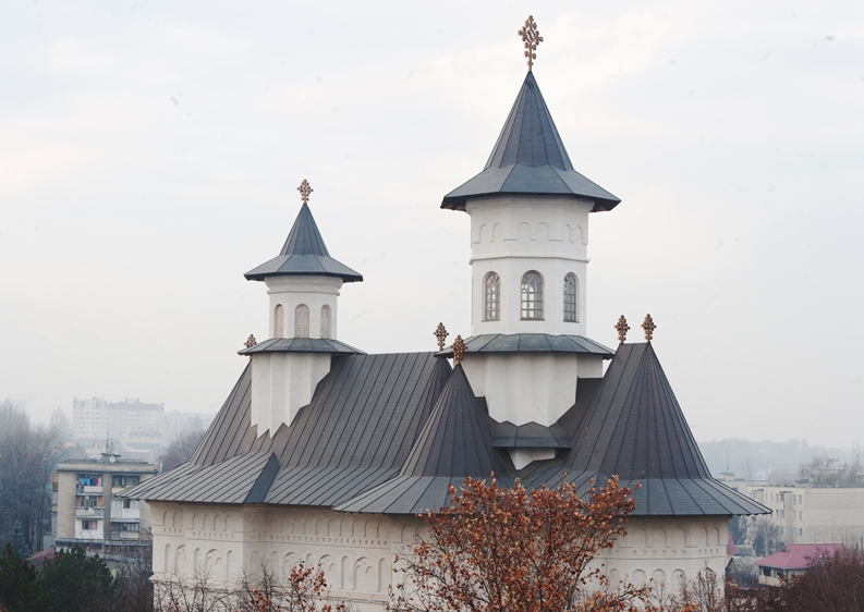 2. Biserica Ordodoxa Romana Sfintii Petru si Pavel - Acoperis Chisinau
